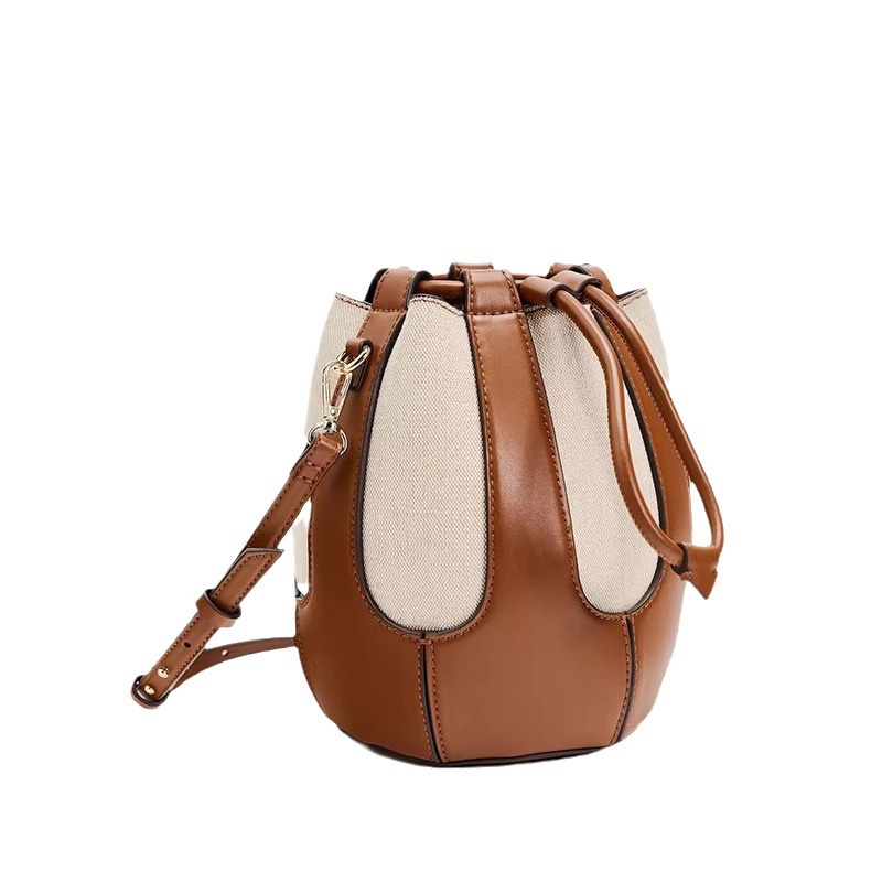 Ny eksklusiv skuldertaske i lærred med patchwork og kvindeligt nichedesign, afslappet bucket-taske til pendling_voghion.com