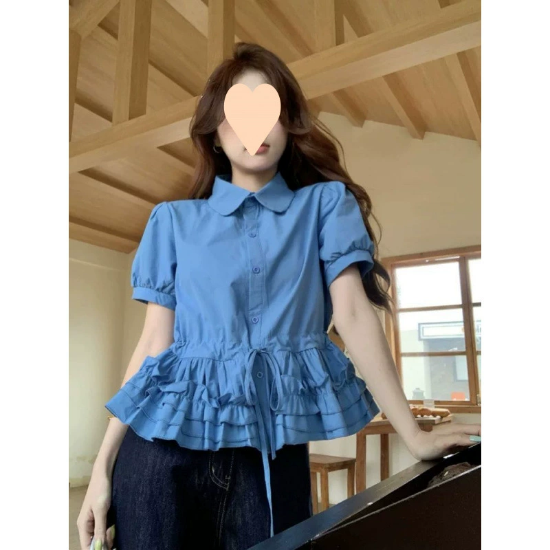 Милая и молодежная женская рубашка с синим кукольным воротником и пышными рукавами, летний дизайн с рюшами на талии и короткой блузкой с завязками.
