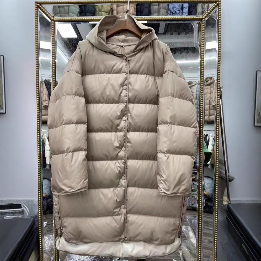 Chaqueta de plumón ligera y larga para mujer, nuevo estilo invierno 2026, capucha desmontable de punto, plumón de pato blanco, estilo coreano, a la moda para tallas pequeñas.