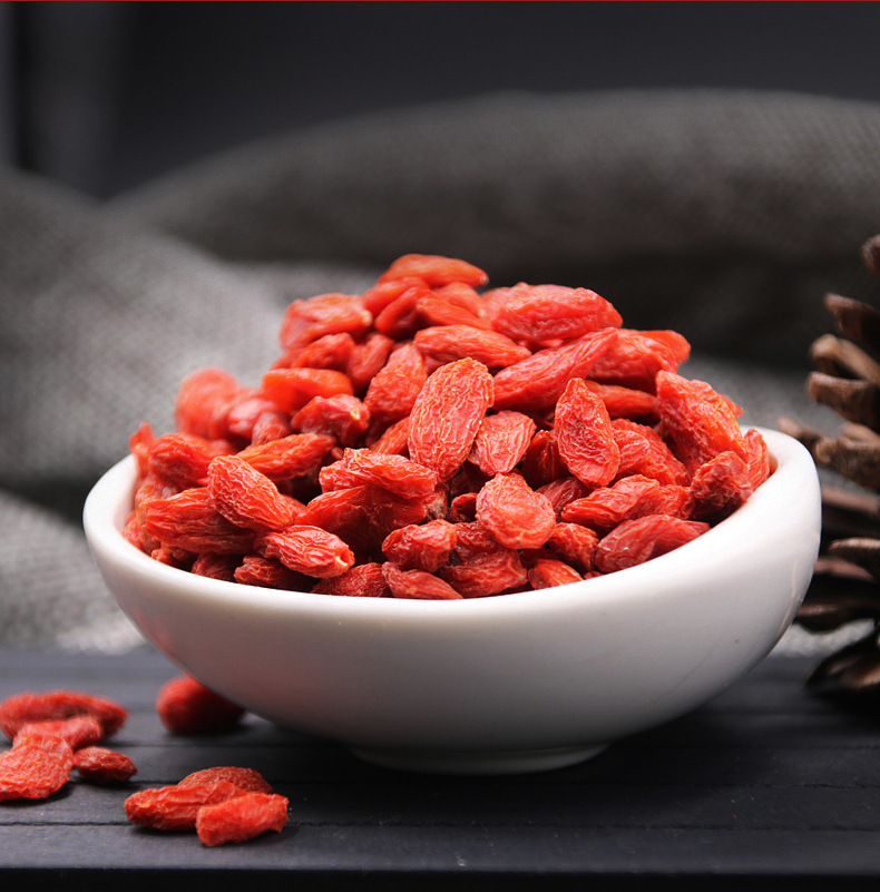 Large Grain Small Chili Goji Berries Ningxia Zhongning Dried Red Goji 500g in use