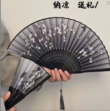 Вентилятор (доступен только в черном цвете)