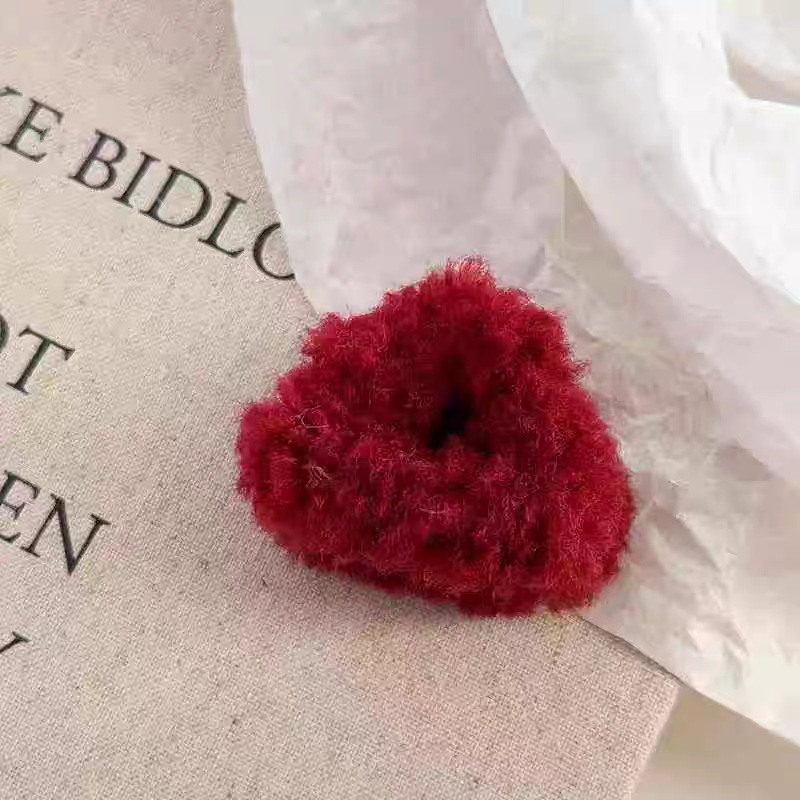 Single pack - red lambswool triangle hair clip