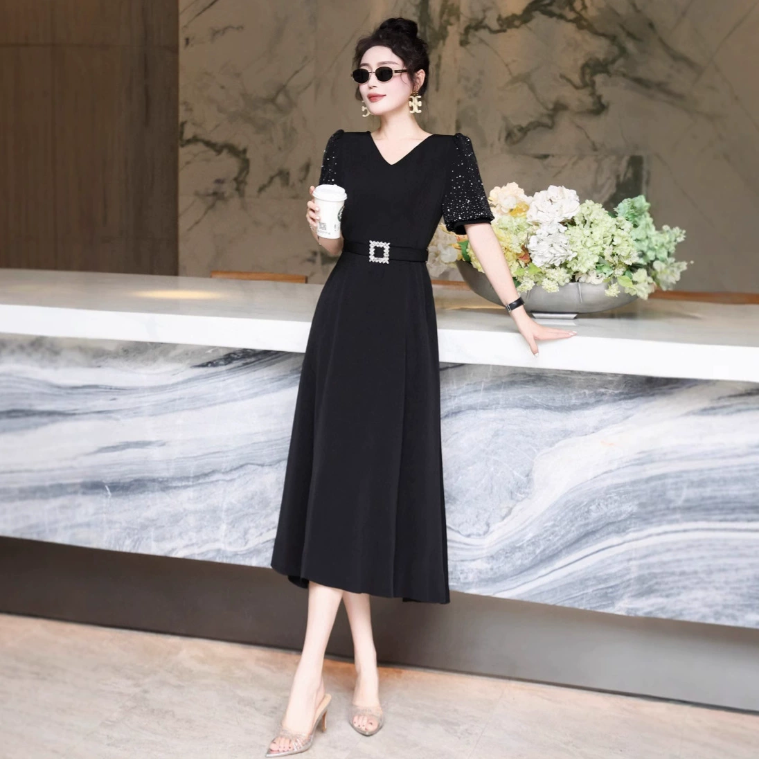 2025 новый летний стиль маленький аромат модное элегантное женское платье для стройности с горячими рукавами-пуфами и V-образным вырезом для женщин