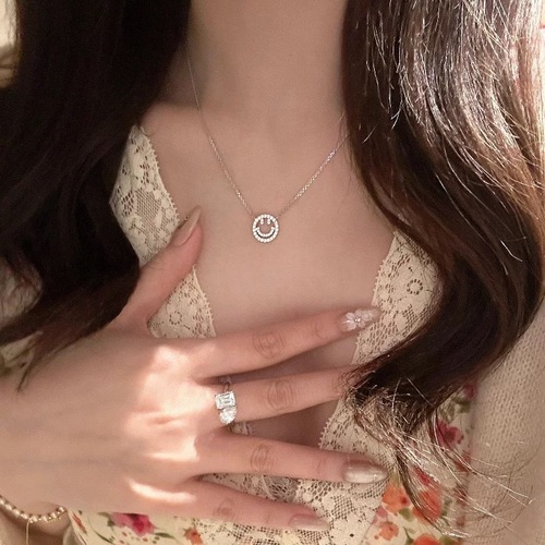 Exquisite smiling necklace for women, new style, temperament clavicle chain, light luxury, niche design, gift for best friends on birthday