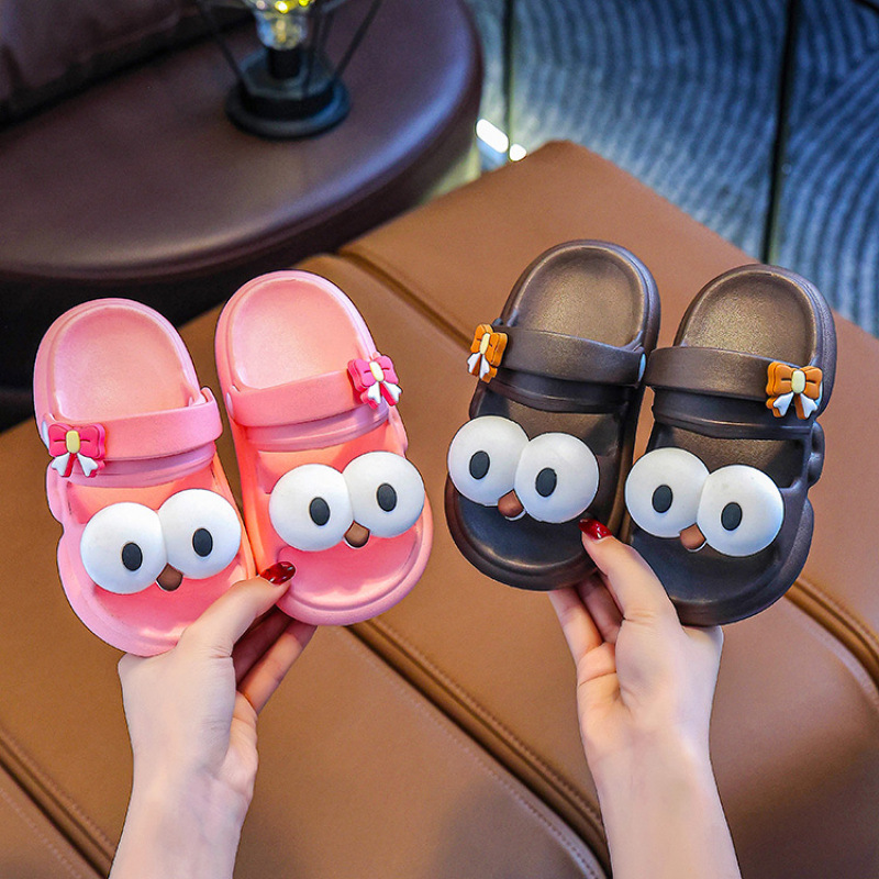 Zapatillas infantiles para niñas verano 2025 nuevo lindo uso exterior suave antideslizante para niños pequeños zapatillas para niños