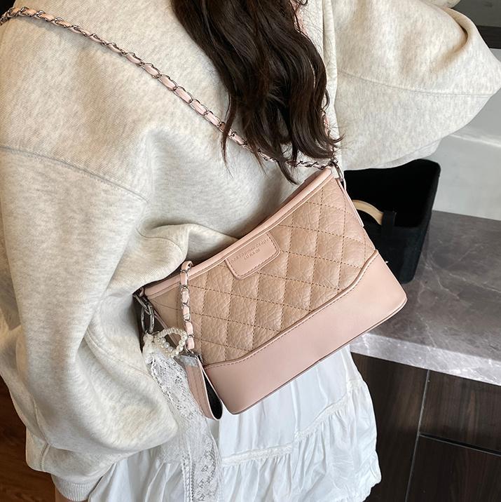 Xiaoxiangfeng Lingge Cadena Bolso callejero Mujer 2025 Nueva moda Bolso cuadrado pequeño Todo fósforo Bolso de hombro de alta gama