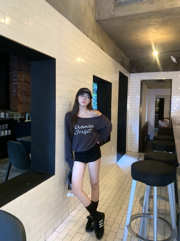 2toyoung聚焦限定 字母珍珠烫钻斜肩卫衣女早秋小个子宽松上衣|undefined