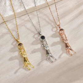 小猫咪投影项链女图片外贸欧美女猫锁骨链100种语言我爱你铜吊坠