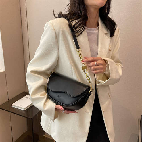 Fashionable textured small bag for women  autumn and winter new popular retro versatile crossbody bag single shoulder armpit saddle bag