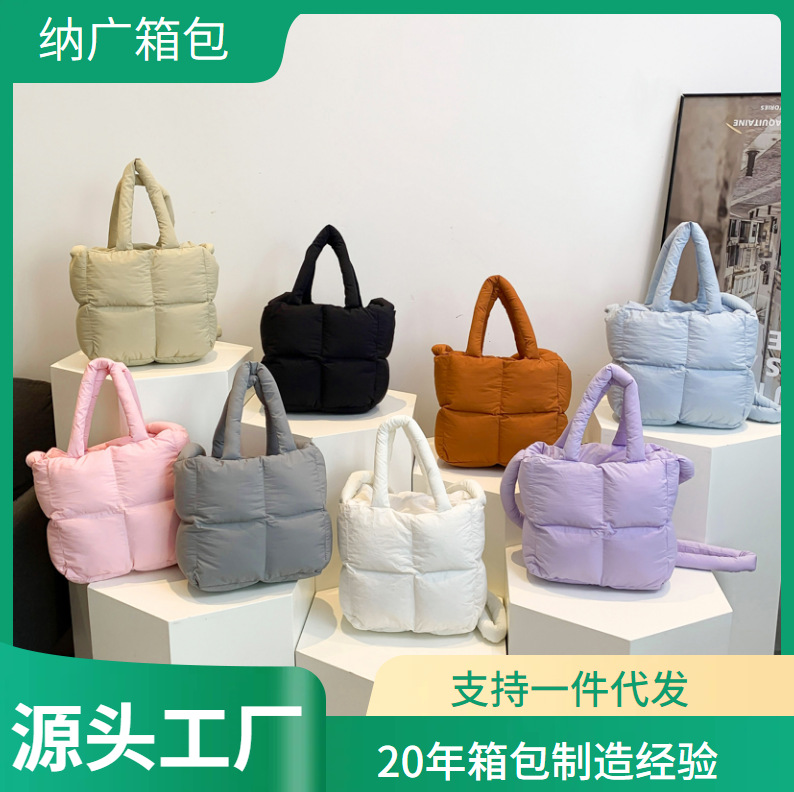 时尚新款羽绒包斜挎包柔软充棉枕头包单肩腋下包云朵包女包