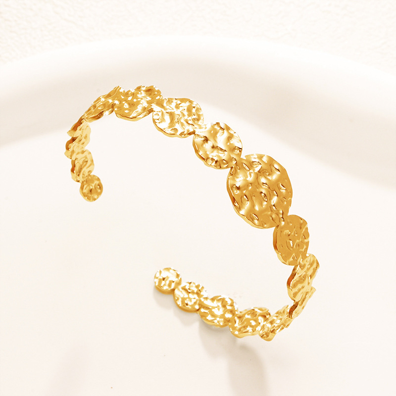 Fábrica en stock al por mayor de Europa y América transfronteriza de acero inoxidable en forma de C pulsera abierta ajustable chapado en oro 18K personalidad no se desvanece