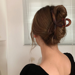 ネットの赤い一字の砂の質感のクリップの気質の女性のサメのクリップのシンプルなヘアピンは大きいサイズのヘアピンをつかんで卸売りします。