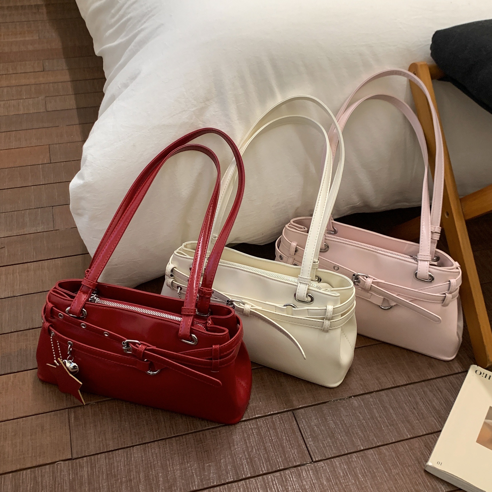 Luxury Large Capacity Retro Red Shoulder Bag For Women, Versatile 2026 New Arrival Niche Crossbody Handbag Baguette Bag