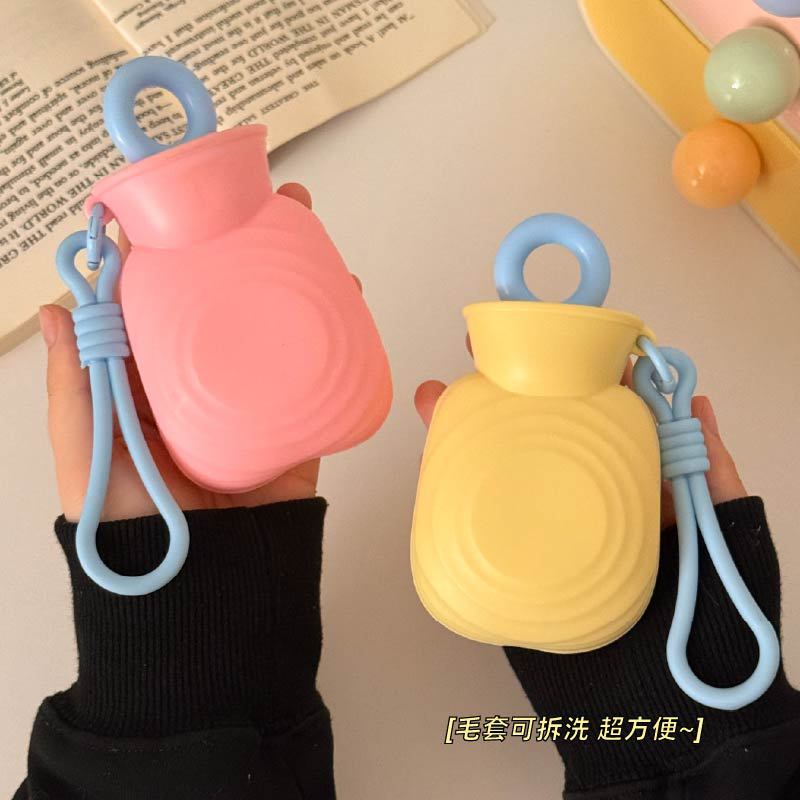 源头工厂2026新款注水热水袋便携暖手宝可拆洗毛绒随身挂绳暖水袋