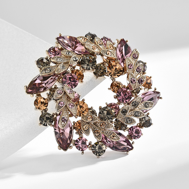 Elegante Damenbrosche Mit Blumenkranz Und Funkelnden Kristallen_voghion.com