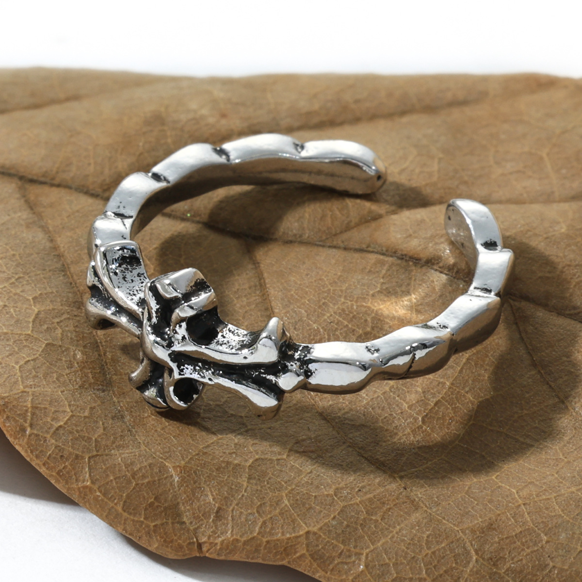 Venta caliente transfronteriza hombres europeos y americanos moda hip-hop temperamento retro joyería aleación de zinc apertura anillo ajustable