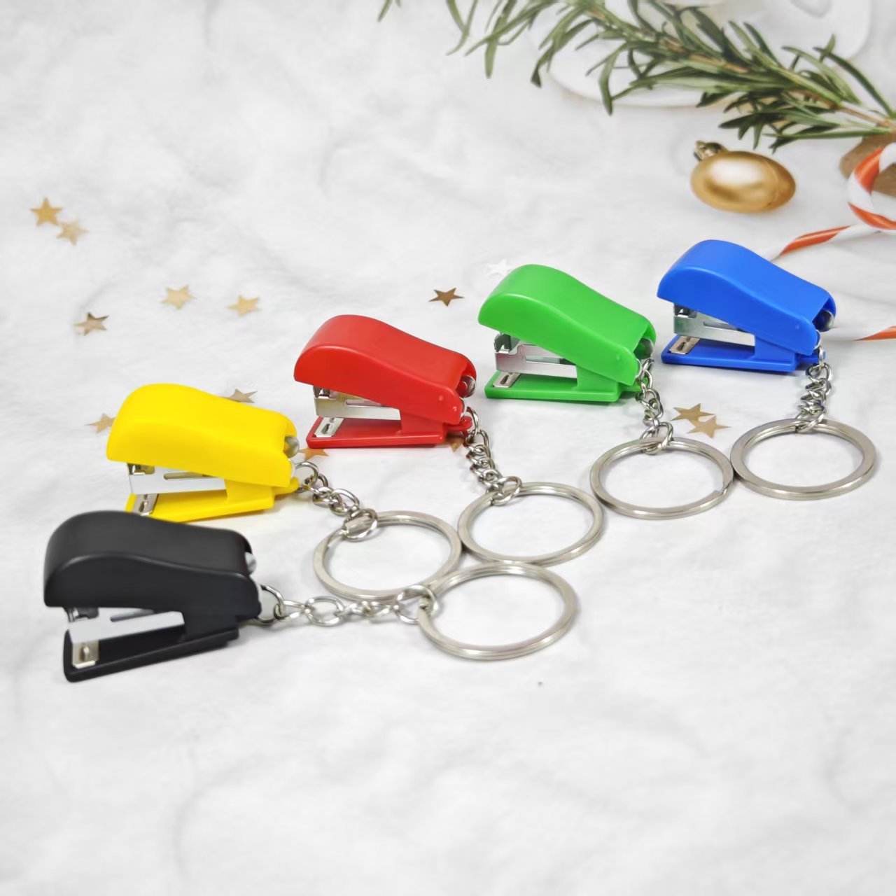 Mini grapadora de dibujos animados transfronterizos macarón llavero estudiantes grapadora creativa colgante conveniente al por mayor