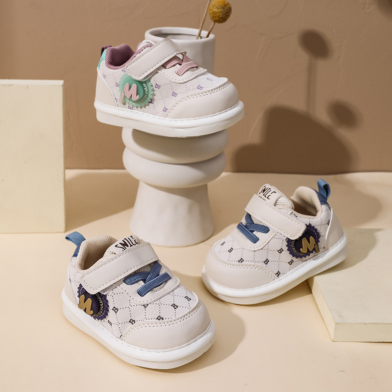 Zapatos de paso de bebé con suela suave de otoño iluminados zapatos de cuero de un año de jardín de infantes antideslizante para hombres y mujeres llamados zapatos para niños