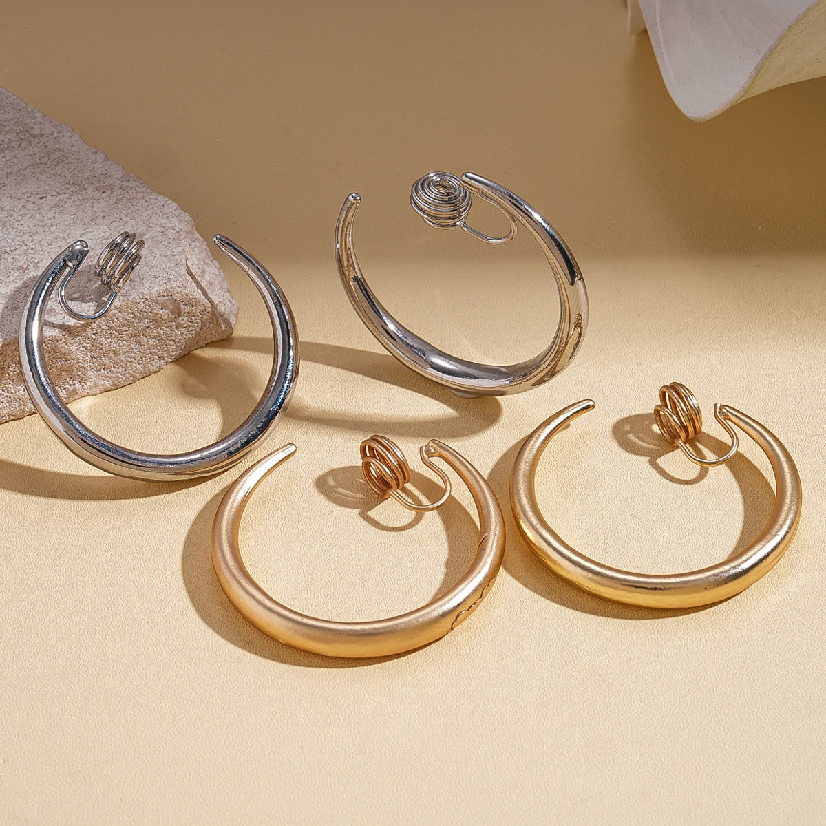 Personalidad europea y americana sensación de metal geometría redonda sin agujeros de orejas abrazaderas transfronterizas temperamento simple nicho de alta sensación pendientes para mujeres