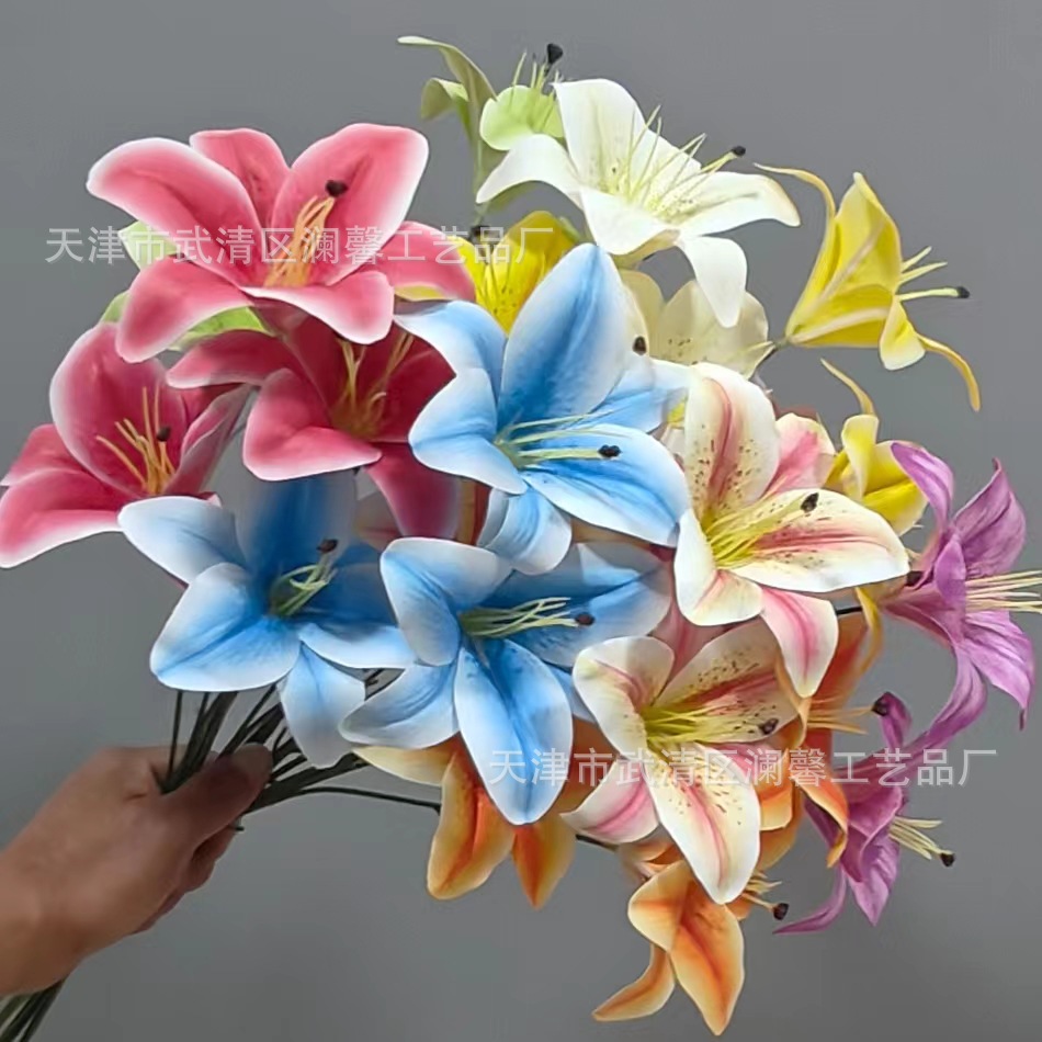 3D 필름 세 머리 백합 결혼식 장식 꽃꽂이 집 거실 장식 가짜 꽃 호텔 사진 백합 도매