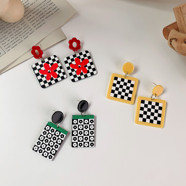 Vintage Black White Plaid Color Flower Acrylic Checkerboard Earrings Wholesale Nihaojewelry display picture 3