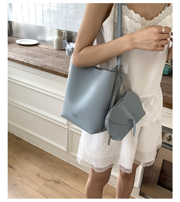 A trendy and versatile single-shoulder underarm bag for women in the summer of 2025, featuring a niche design and a simple commuting bucket bag undefined
