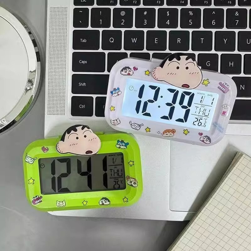 新型クレヨンしんちゃん目覚まし時計は夜光のベッドの頭の時計を持っています。|undefined