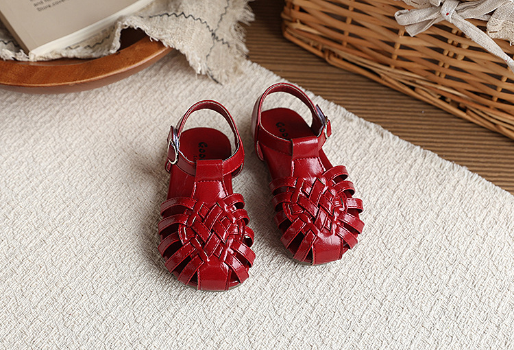 Flicksandaler med stängd tå som andas för sommar och strand_voghion.com