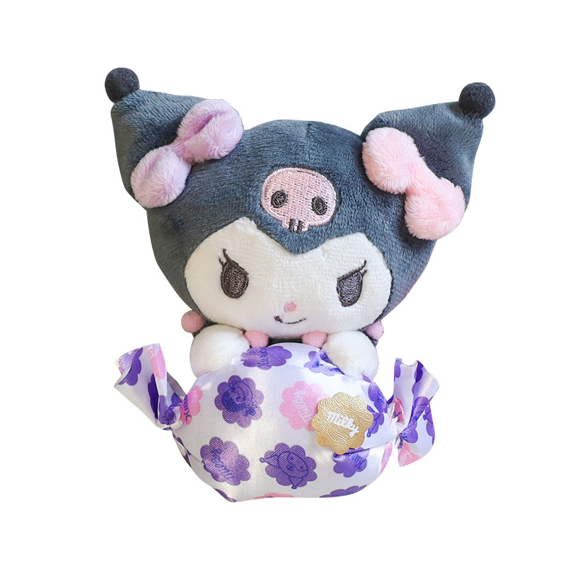 キャンディクロミのぬいぐるみを抱いています。|undefined