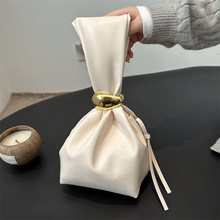 秋冬季2024新款复古褶皱简约小众设计洋气个性小包包女唯美水桶包