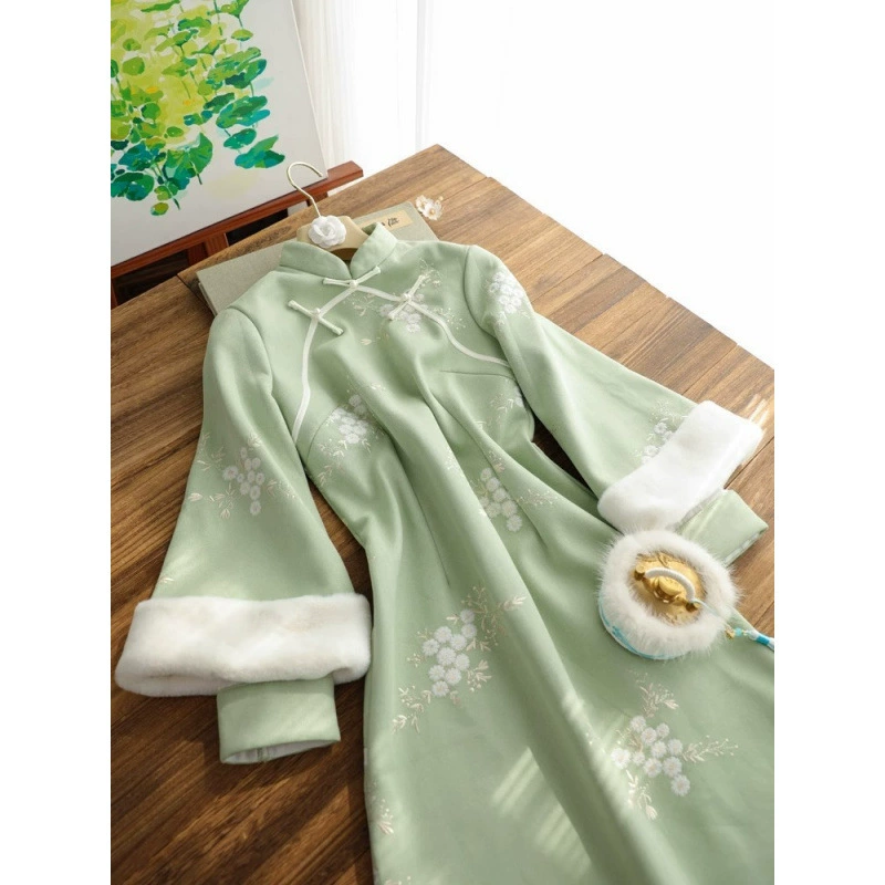 Элегантный женский зеленый утепленный Cheongsam с вышивкой и большими рукавами для женщин, зима 2024, новый стиль, на флисовой подкладке для Heattech