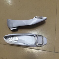 メーカーの卸売りの角の頭の平と女性の靴のドリルの方は平底の浅い口の職業の女性の靴を掛けます。