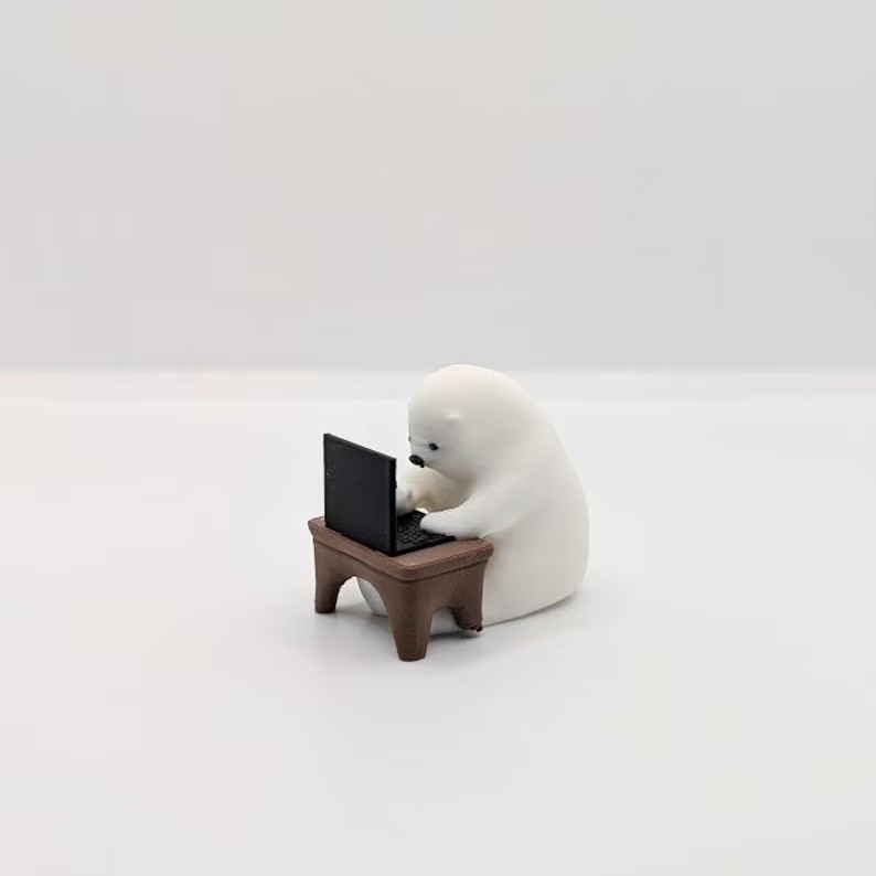 Nuevo producto transfronterizo Coder Bear Mini computadora estatua de oso oficina decoración de escritorio decoración de impresión 3d