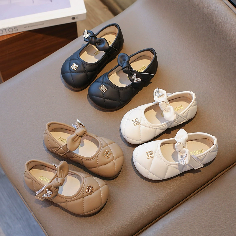 Кожаная обувь для девочек, весна-осень 2024, новинка, самая популярная детская обувь для выступлений для маленьких девочек, модная обувь принцессы с бабочкой и стразами