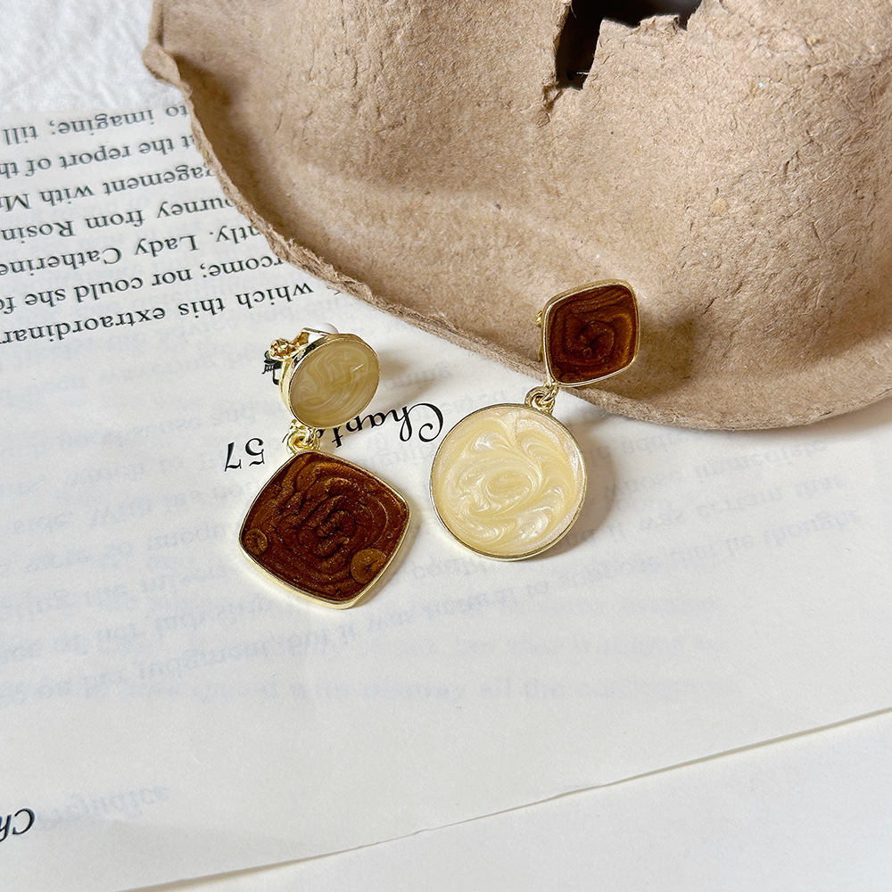 Versión coreana del temperamento de camelia, sin orejas perforadas, pinza para la oreja, flor de perla, tablero de ajedrez, pinza para la oreja triangular con diamantes, pendientes de nicho para mujeres