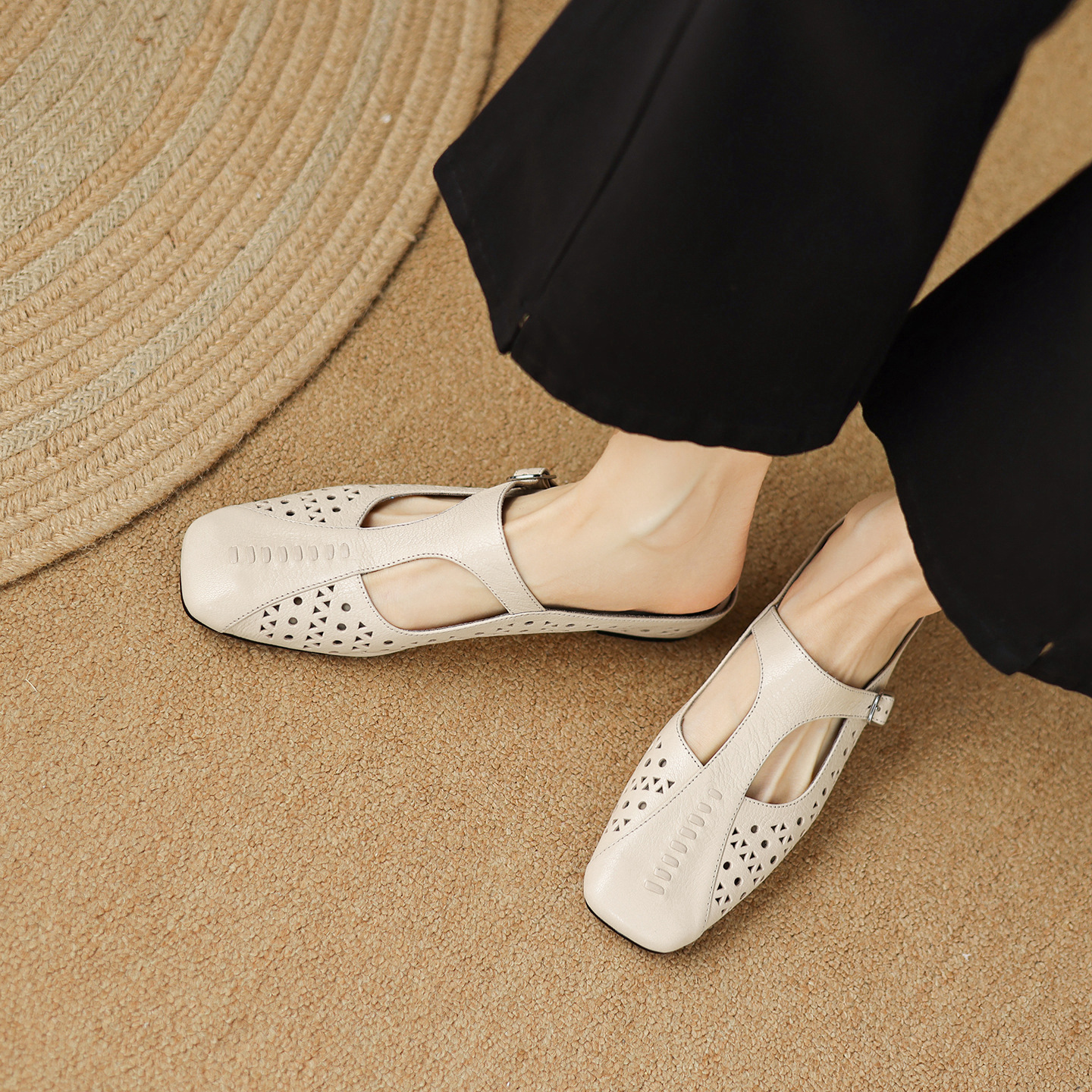 Dép sandal nữ xỏ ngón đế bệt quai chữ T đục lỗ mùa hè — đen