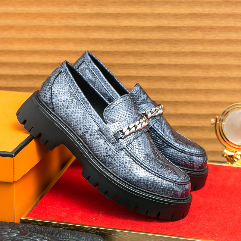 Cross-border tamaño 46 graso aumento de la parte superior de los zapatos de cuero de hombre esmaltado cara brillante zapatos casuales de talón grueso Lefour estilo de pelo zapatos de moda