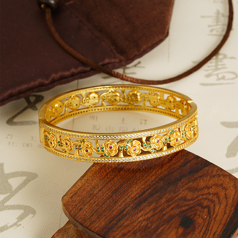 Brazalete de flores de oro hueco de Vietnam, brazalete de hebilla de hebilla de flores para niños populares, lujo ligero, joyería de cobre al por mayor.