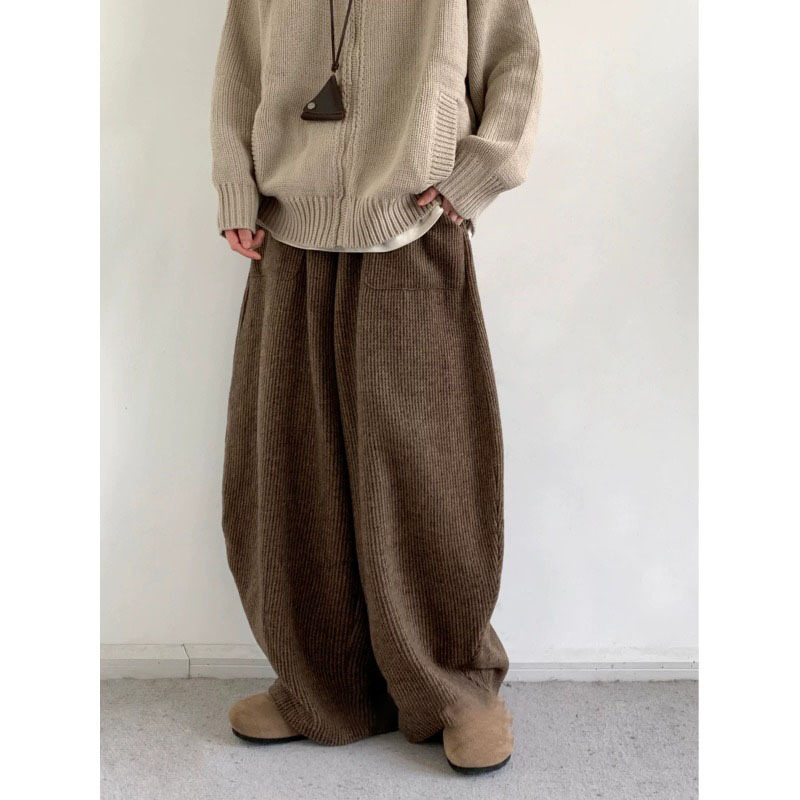 Men's corduroy casual pants in a brown color, designed for autumn and winter, with a relaxed and loose fit, and wide-leg style Men's corduroy casual pants in a brown color, designed for autumn and winter, with a relaxed and loose fit, and wide-leg style