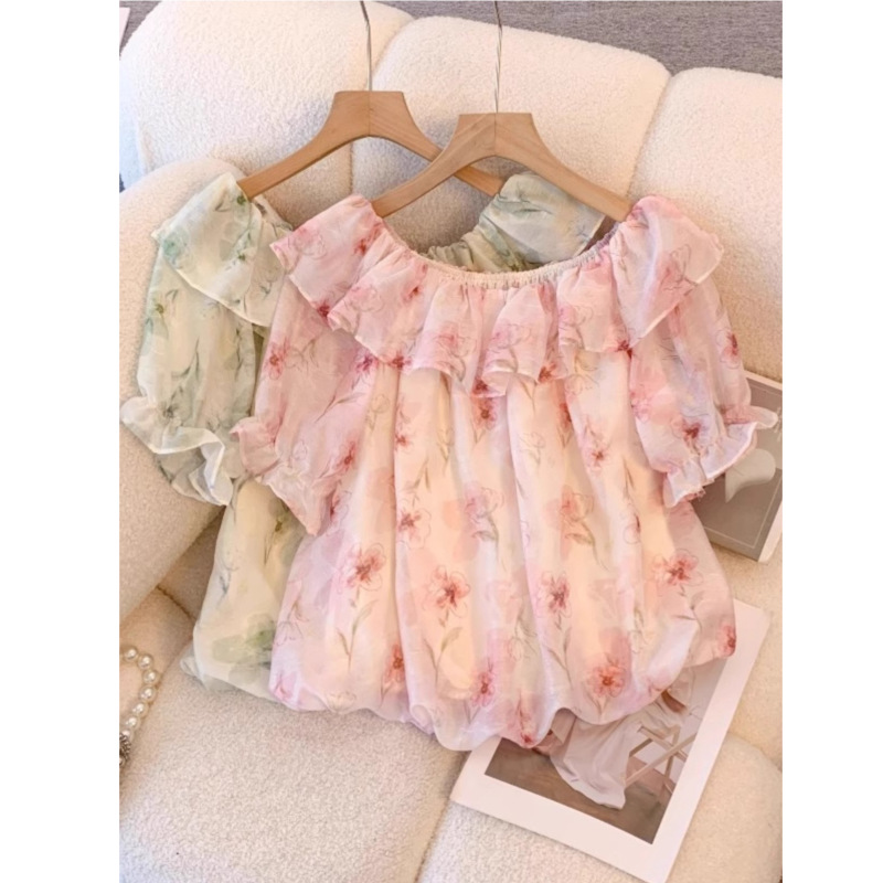 夏の太ったmmのゆったりした大きいサイズのシフォンの泡の袖のシャツの半袖の女性はやせている花を現します。|undefined