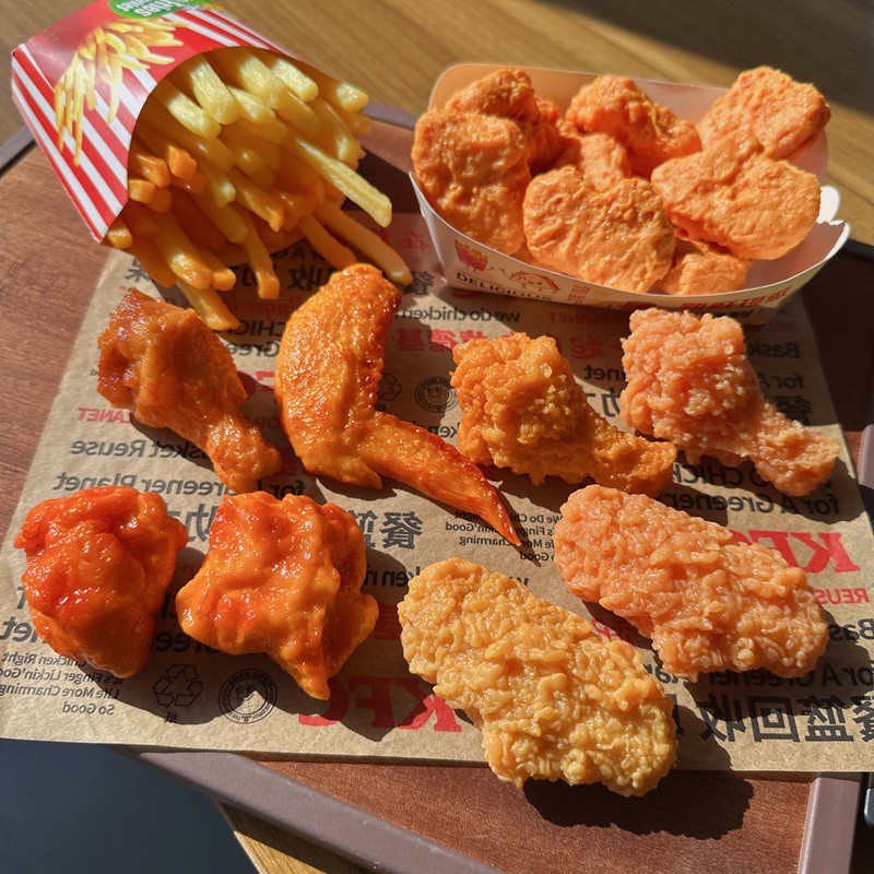 Fábrica en stock al por mayor simulación alimentos papas fritas pollo pierna alas Orleans cangrejo alicates fritos modelo de juego accesorios colgantes adornos