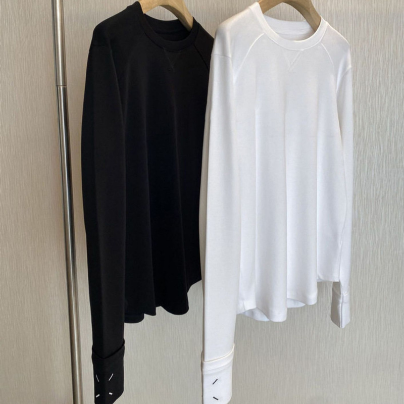 No need to worry about quality – this is a stylish, niche designer piece: a slimming, loose-fitting, long-sleeved embroidered T-shirt No need to worry about quality – this is a stylish, niche designer piece: a slimming, loose-fitting, long-sleeved embroidered T-shirt