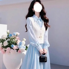 入春小香風2025は美しい女性の韓国系水色のワンピースと馬甲の2セットを着ている