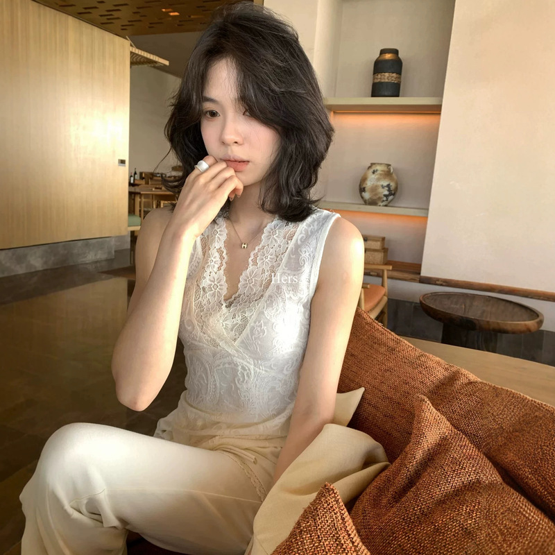 A Spoonful of Sweetness Hers2026 Spring Simple and Elegant Layered Outfit with a Super Beautiful Lace V-Neck Vest for Women