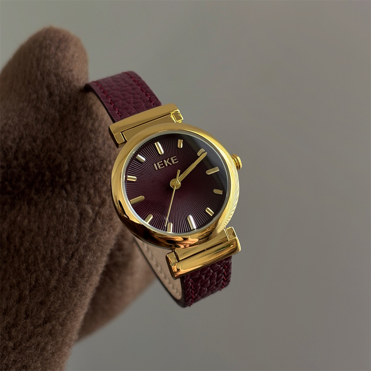 IEKEクロスボーダー小衆安可拉紅中古腕時計女性モデル個性軽豪華小型文字盤生放送プライベート女性時計