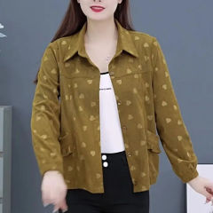 高級のコーデュロイのコートの女性と春の新作のファッションのお母さんの服はお腹を遮って痩せています。
