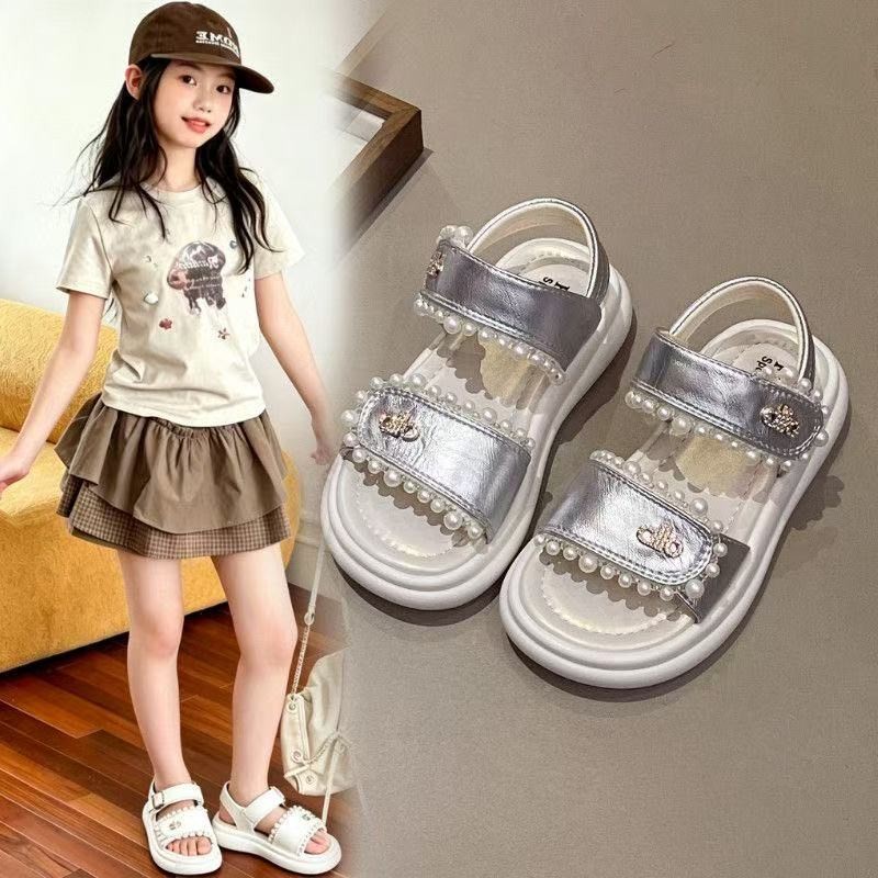 Sandálias de niñas verano 2026 nuevas niñas perlas decoración zapatos de sol para niños suaves zapatos de princesa de moda
