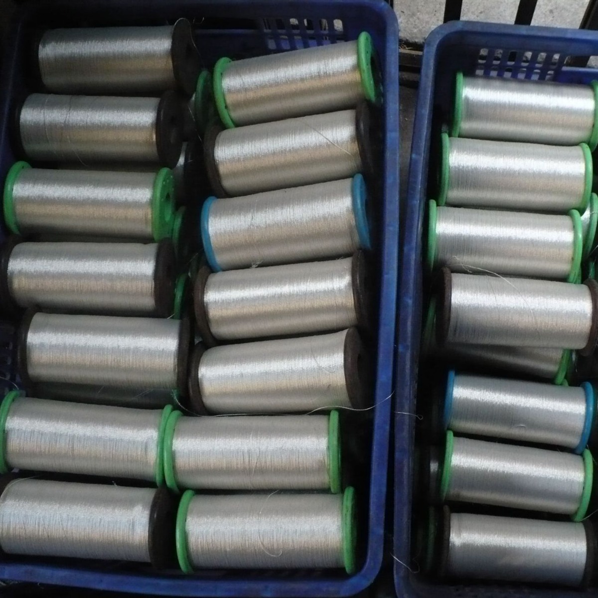 金色铝箔纸包覆黑色涤纶丝线蓝色金属丝包绿色金纸条紫色金丝线