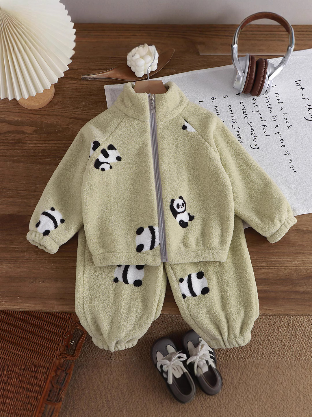 Invierno nuevo terciopelo grueso ropa de hogar para niños, hombres y mujeres, niños y niñas con un conjunto de calor coreano de ropa infantil al por mayor