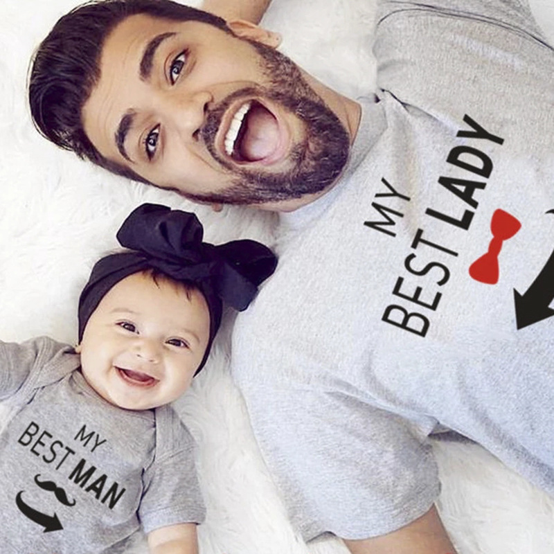 Ropa de padre e hijo diferente 2022 nueva camiseta de manga corta una familia de tres y cuatro familias de verano ropa de mujer frita en la calle